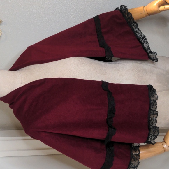 Elegant Burgundy Shawl with Black Lace Trim - Picture 3 of 7